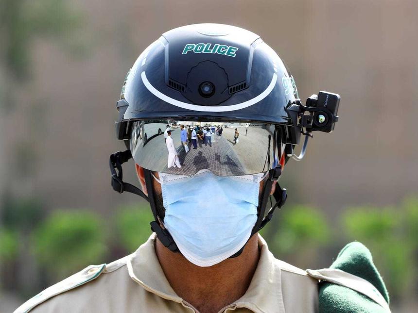 Китайские полицейские получили шлемы для автоматического измерения температуры у людей