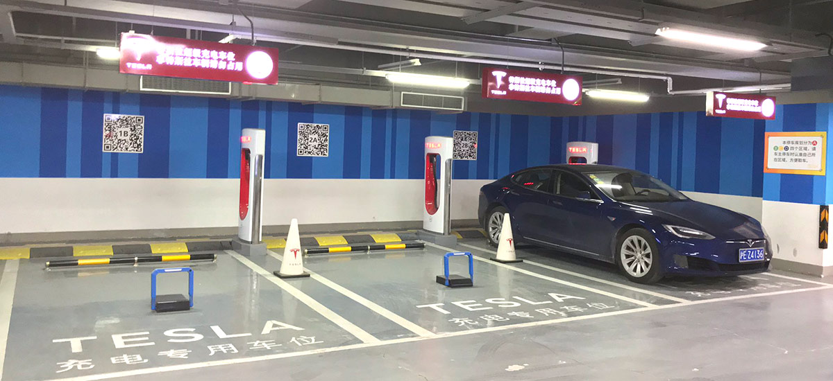 В Китае на зарядных станциях Tesla используют блокировку зарядного места по QR-коду